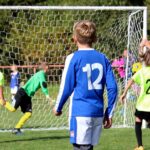 Pojklag spelar fotboll