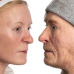 Modeller av två huvuden, vända mot varandra.