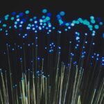 Tunna lysande trådar med blått ljus längt ut på slutet av trådarna.
