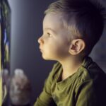 Liten pojke som tittar på en stor skärm.