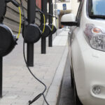 Elbil laddas på gata.