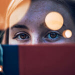 Ögon som tittar fram bakom en skärm.