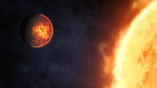 Exoplaneten ser ut som ett glödande klot som kretsar kring sin sol.