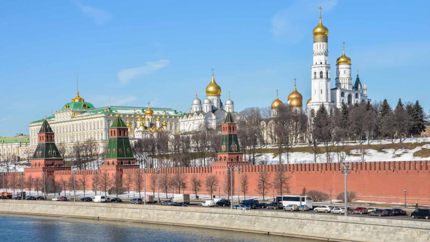 Kreml i Moskva med palasbygganad och guldfärgade kupoltore。