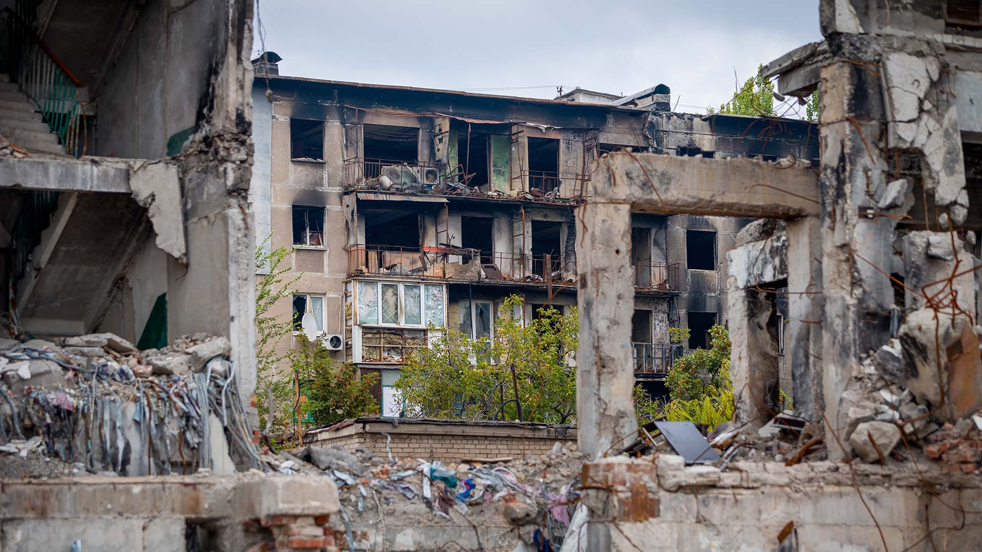 Sönderbombad byggnad i Ukraina.