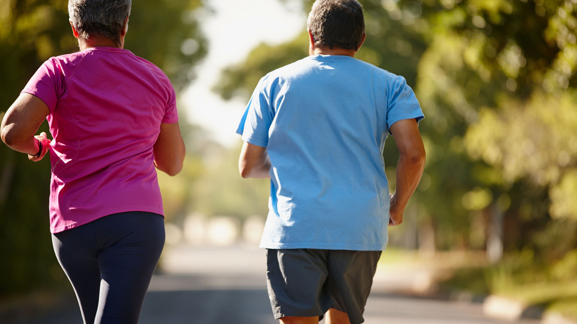 Man och kvinnar joggar tillsammans.