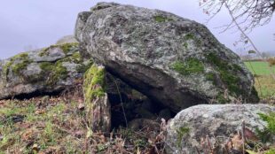 Stora stenblock ligger på varandra