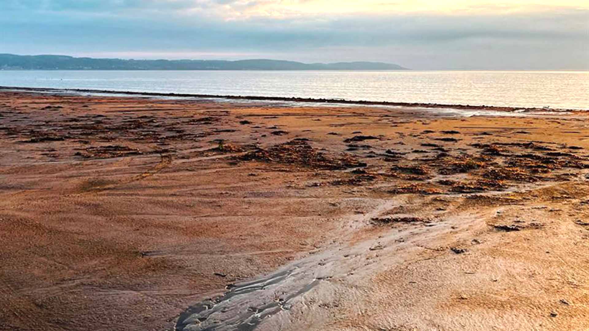 Vatten flödar ut mot havet.