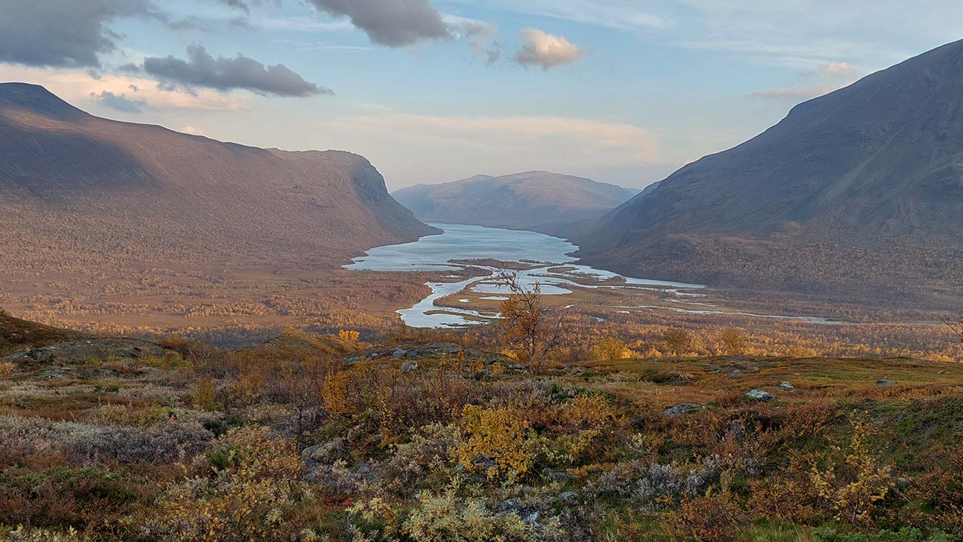 Smal sjö omgiven av berg.