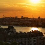 Vy i solnedgång över Stockholms innerstad, stadshuset till höger.