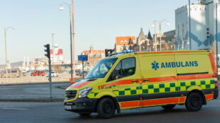 Ambulans i stadstrafik.