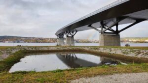 Sundsvallsbron och en anläggning med vatten.