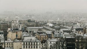 Stadsvy över Paris, vinter.