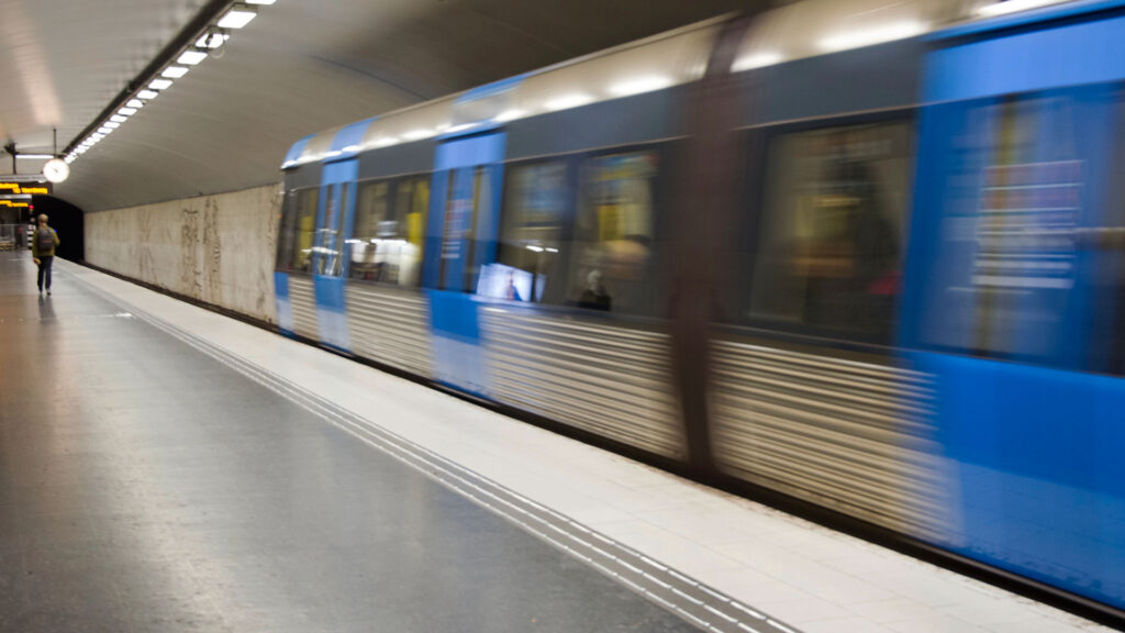 Tåg rullar in på en tunnelbanestation i Stockholm.