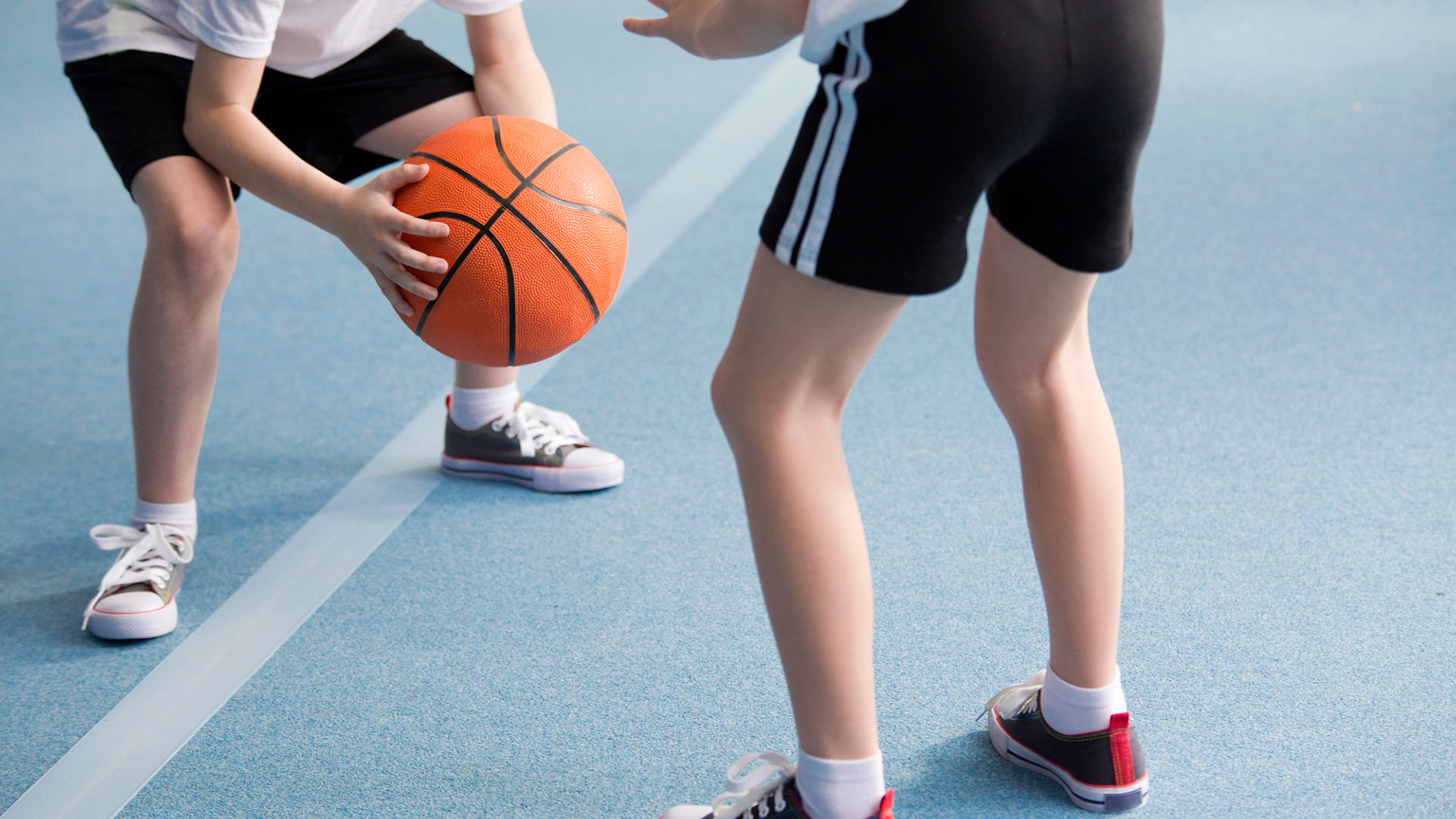 Två pojkar spelar basket