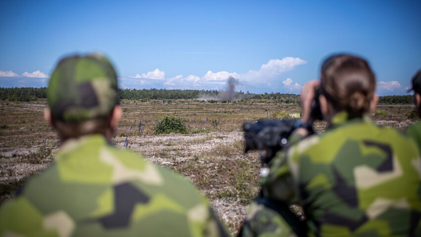 Två soldater under en militärövning