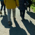 Grupp med äldre promenerar.