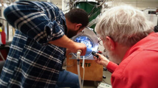 Forskare arbetar i en anläggning.