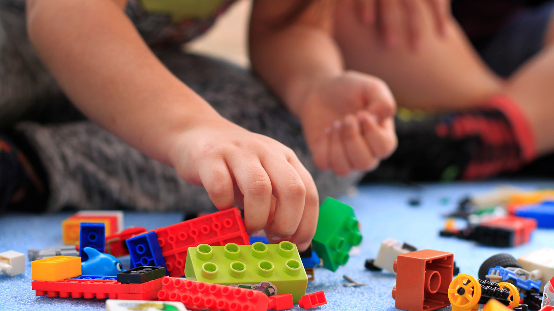 Barn leker med lego.