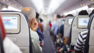 Passagerare sitter i flygplan.