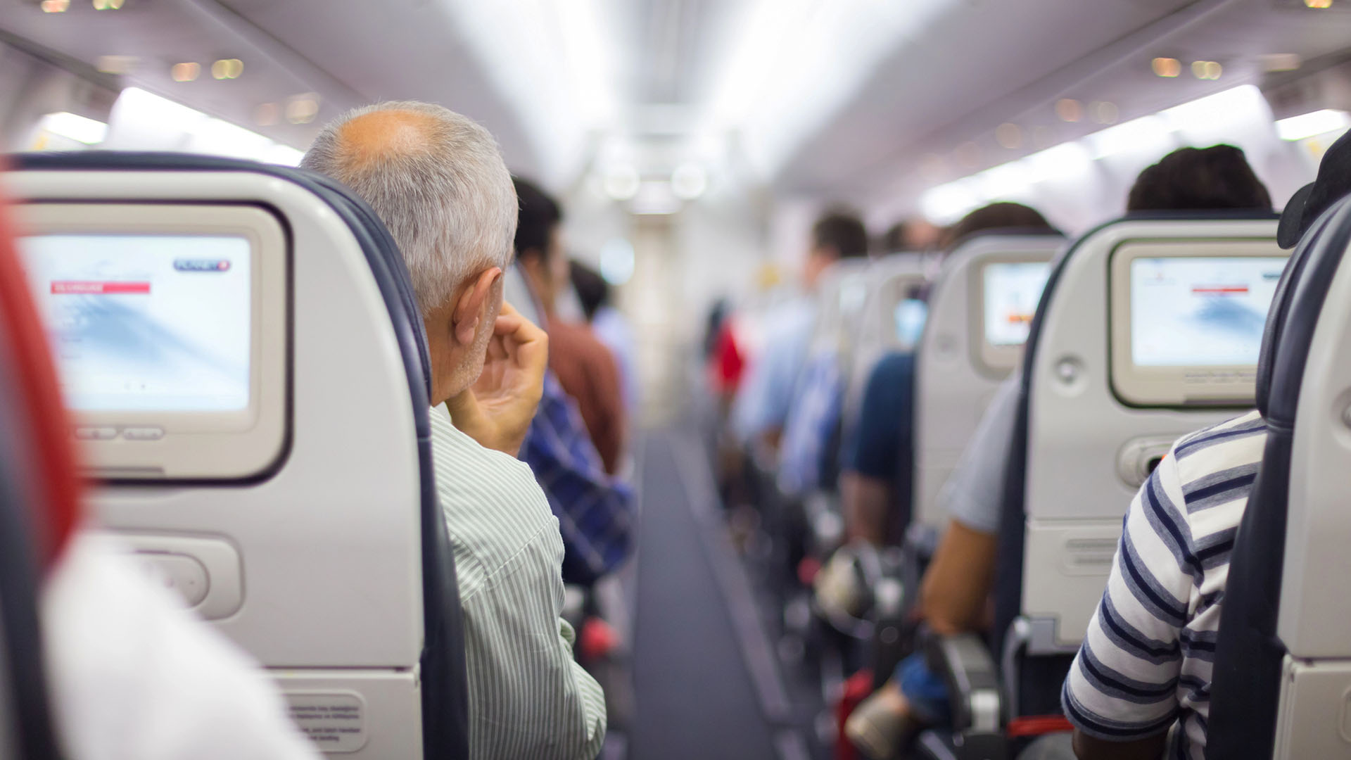 Passagerare sitter i flygplan.