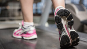 Skor i fokus på löpband.