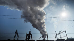Fabrik med bolmande rök.