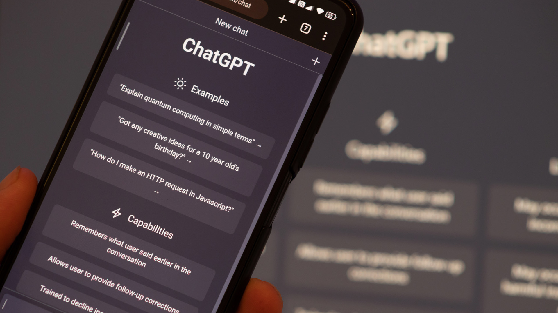Mobiltelefon och datorskärm med ChatGPT