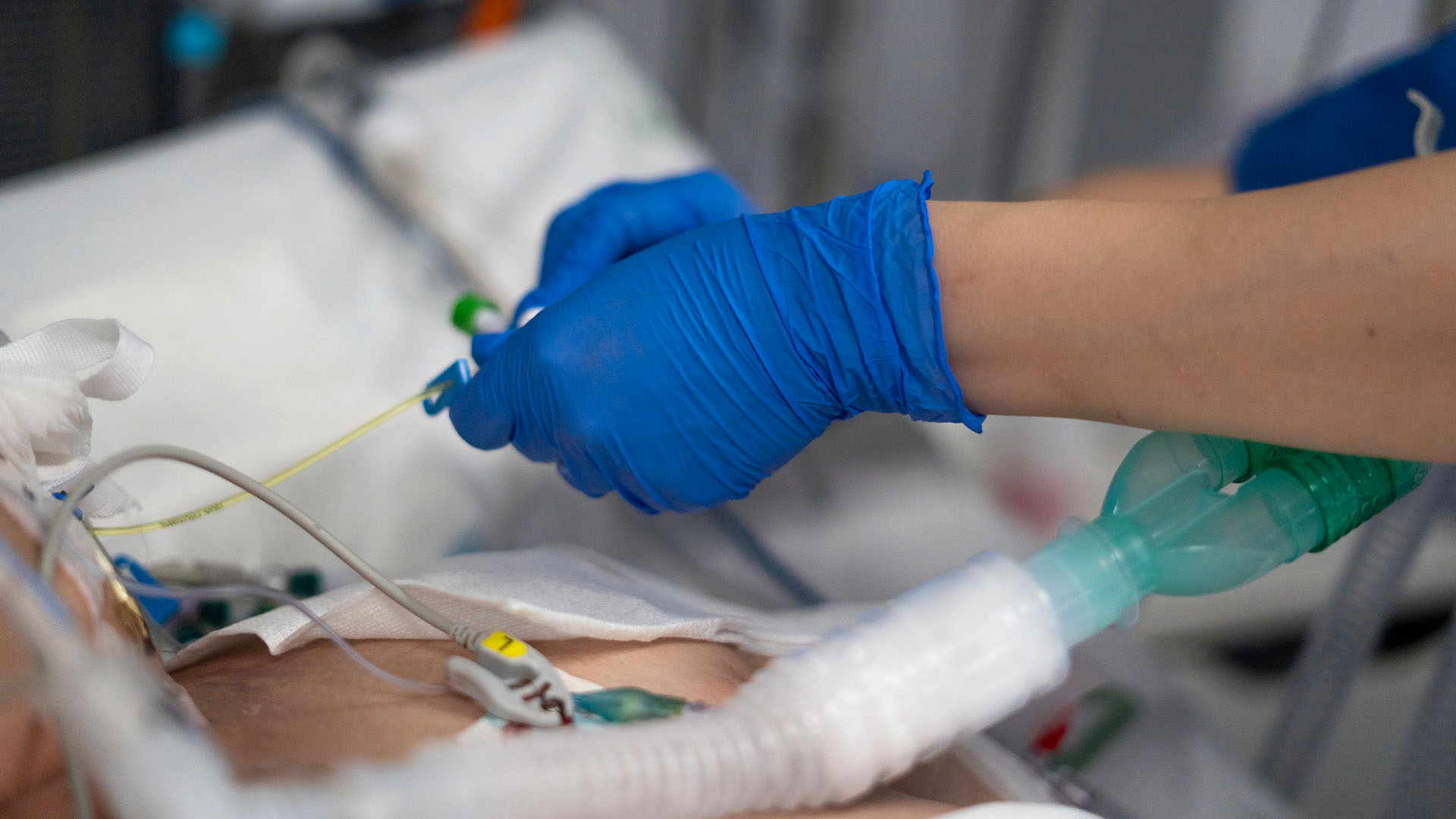 Patient behandlas på en intensivvårdsavdelning.