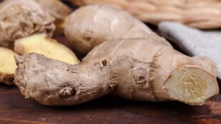 Färsk ingefära på ett bord.