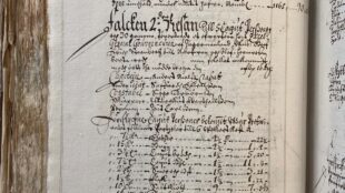 En bok med gulnade blad där proviant till Falken listas i snirklig handstil.