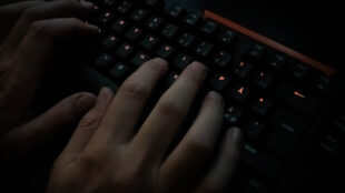 Händer på ett tangentbord.