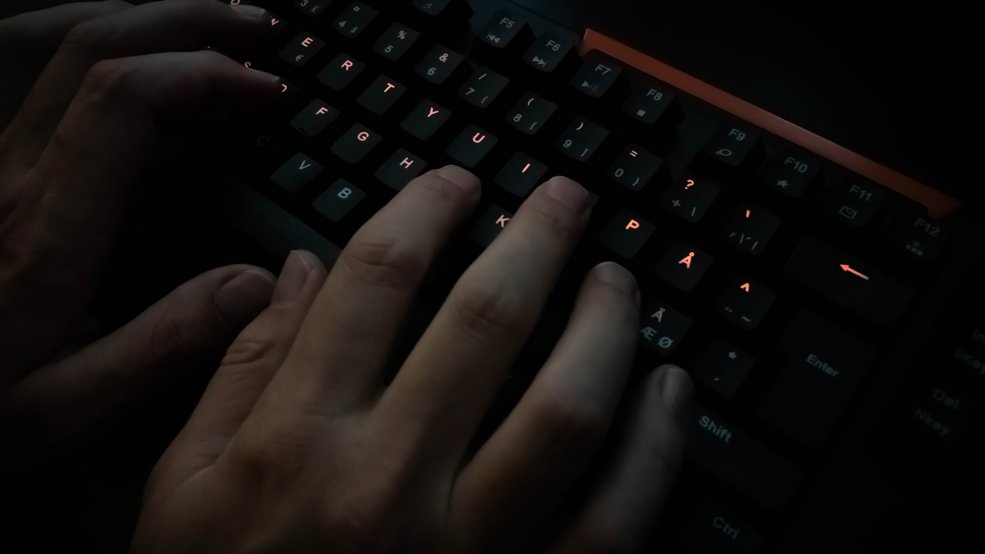 Händer på ett tangentbord.