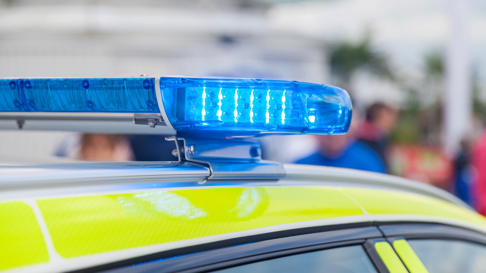 Polisbil med blåljus