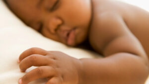 Bebis sover på en kudde