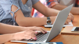 Elev använder dator i skolan.