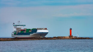 Fartyg närmar sig en hamn