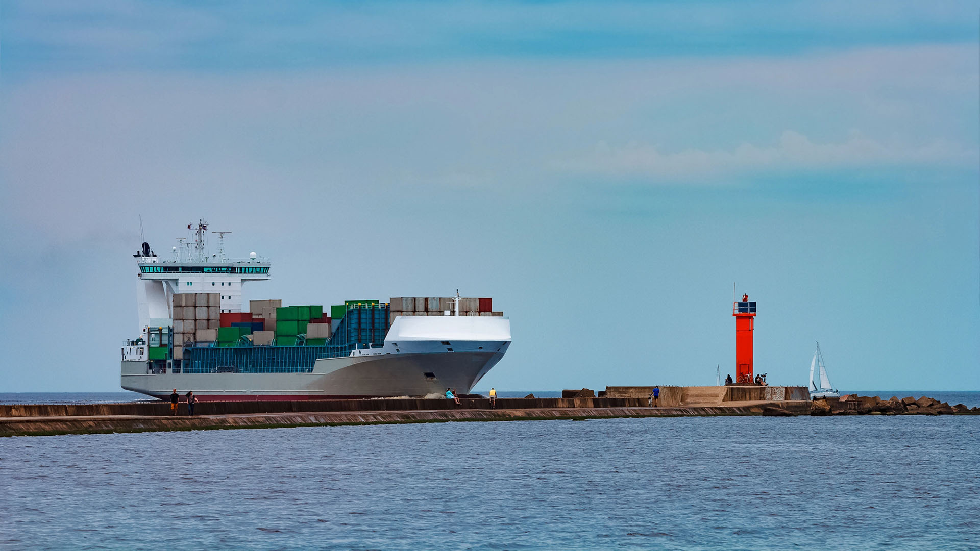 Fartyg närmar sig en hamn