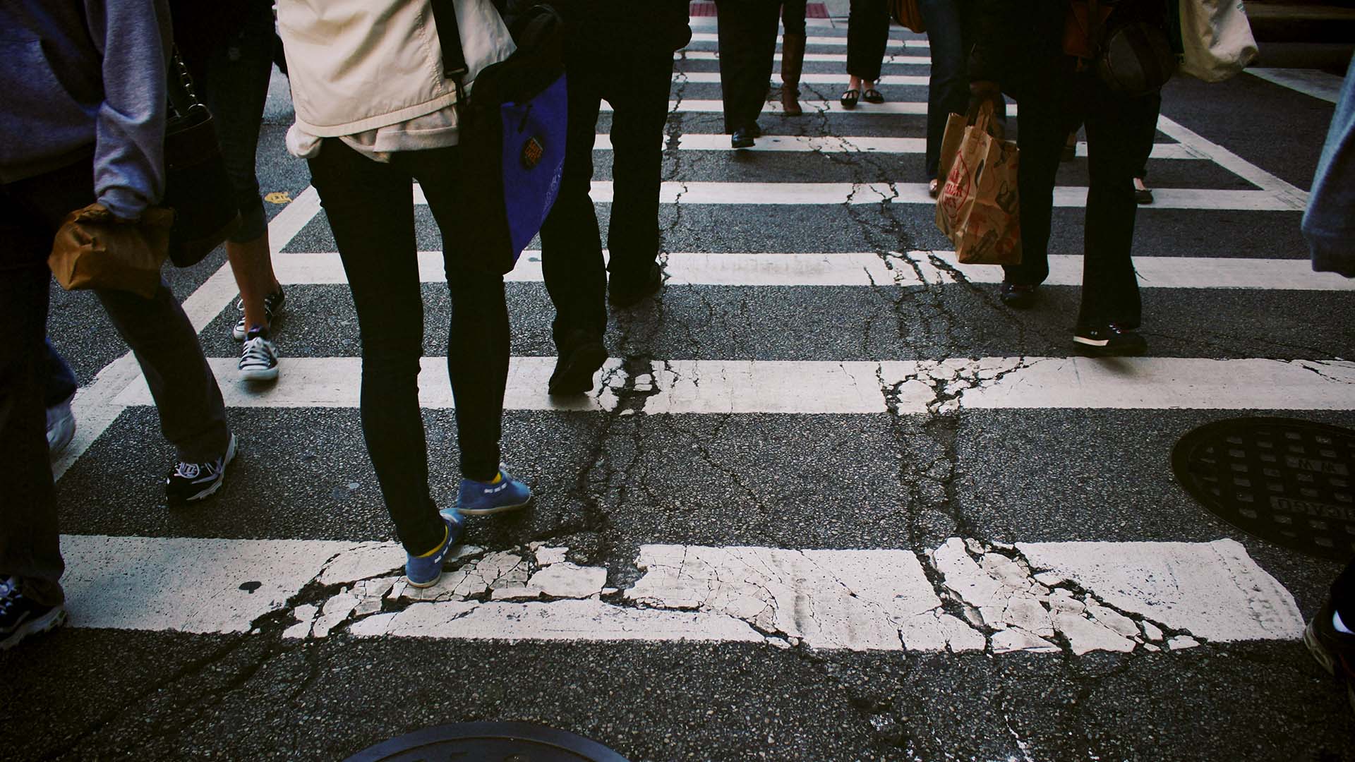 Människor går på ett övergångsställe
