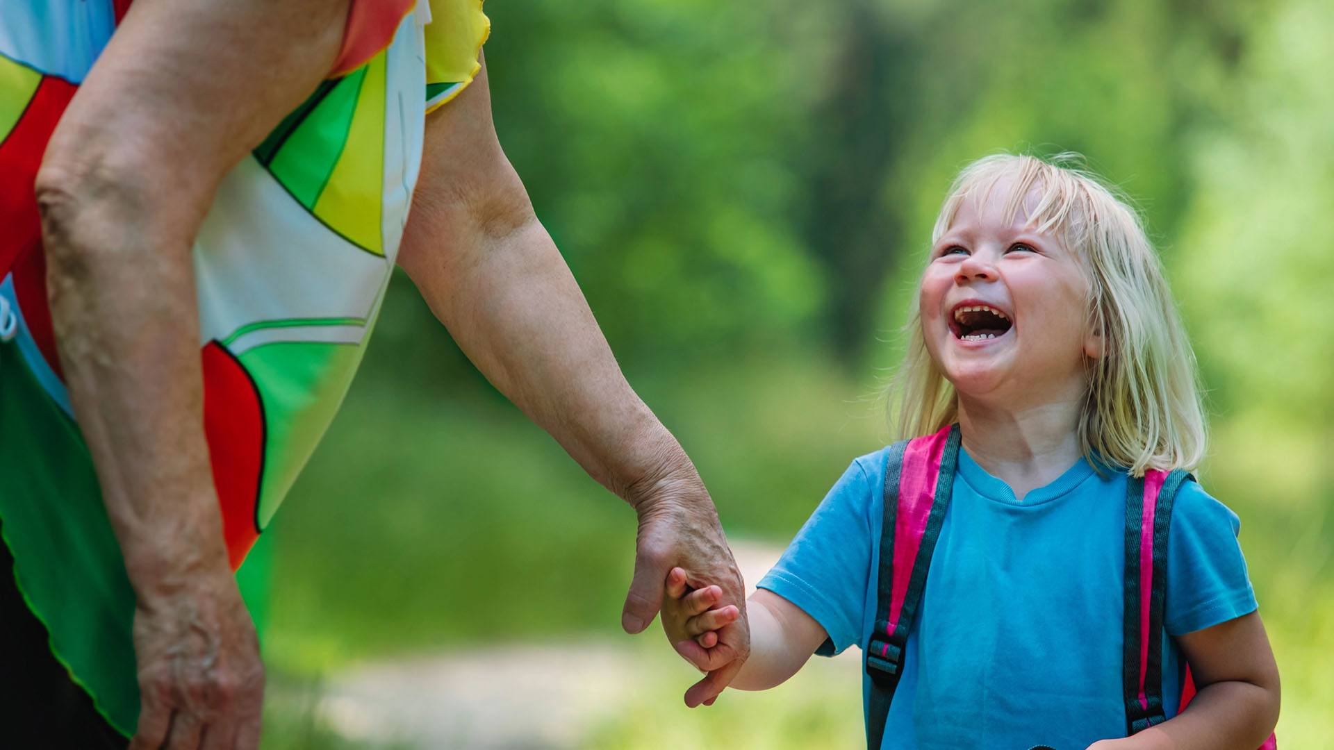 Barn håller farmor eller mormor i handen