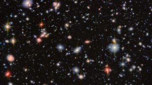 Mängder av stjärnor i olika färger mot svart bakgrund.