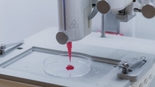 En röd geléliknande massa skrivs ut med 3d-skrivare.