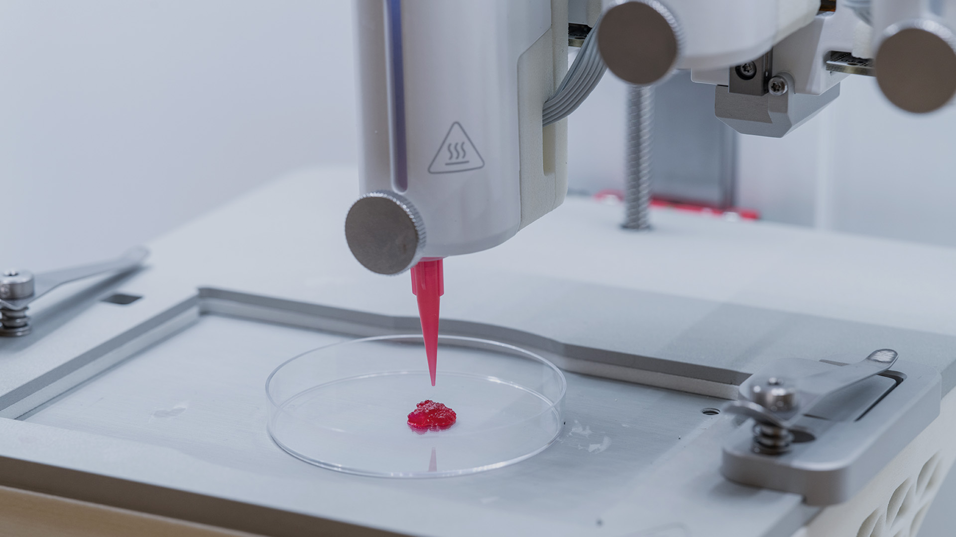 En röd geléliknande massa skrivs ut med 3d-skrivare.