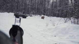 Militär och fordon i vintermiljö.