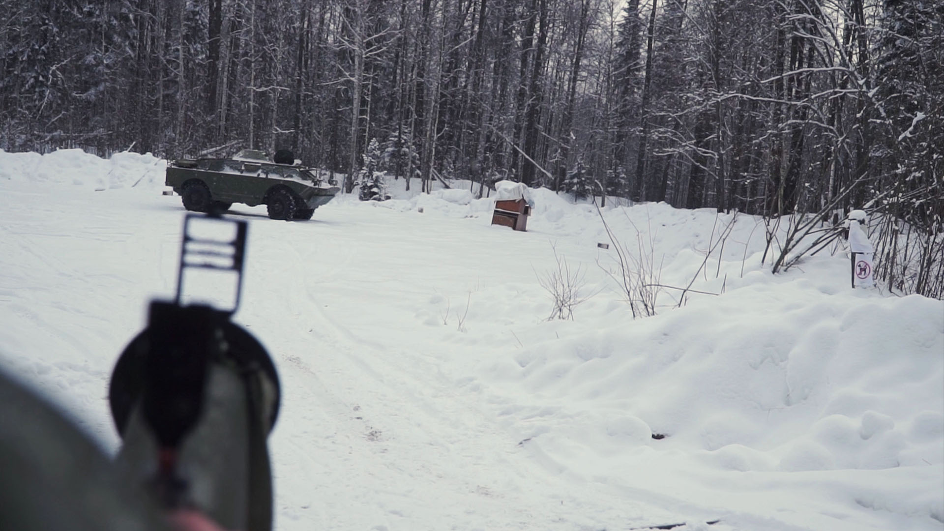 Militär och fordon i vintermiljö.