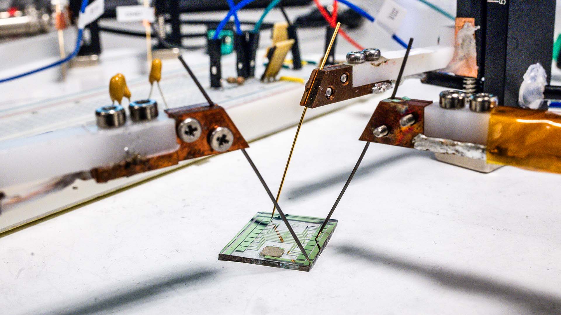 Platta med elektroder, ser ut som ett mikrochip.