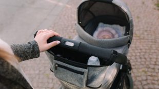 kvinna med barnvagn.