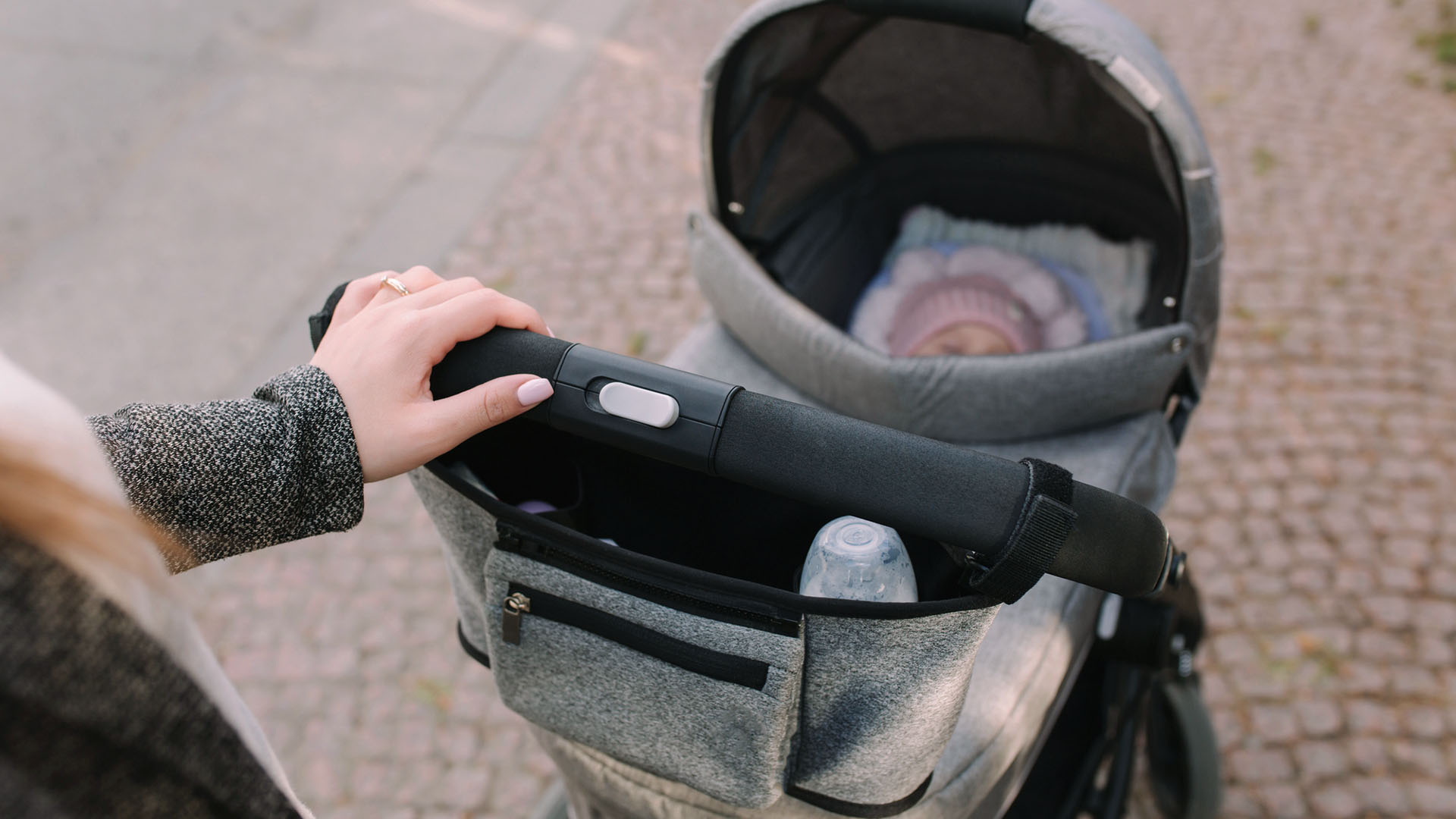 kvinna med barnvagn.