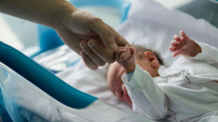 Nyfödd bebis på sjukhus.