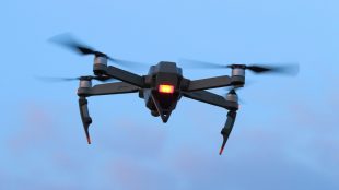 Ensam drönare mot klarblå himmel.